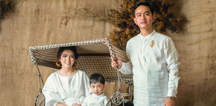 7 Gaya Pemotretan Keluarga Gibran dan Selvi, Kental Nuansa Jawa
