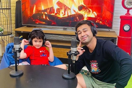 10 Artis Indonesia Punya Podcast Menarik Yang Sayang Untuk Dilewatkan