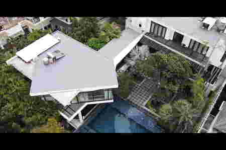 10 Potret Rumah Mewah Vokalis Band Indonesia, Ada yang Mirip Istana!