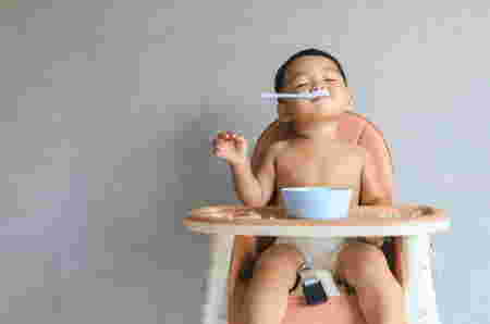 Metode Pemberian MPASI Spoon Feeding Vs Baby Led Weaning, Lebih Baik Mana?