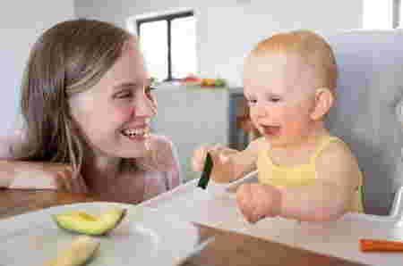 spoon feeding vs baby led weaning