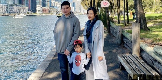 Chef Arnold Liburan ke Jepang, Kompak Pakai Kimono Bareng Keluarga