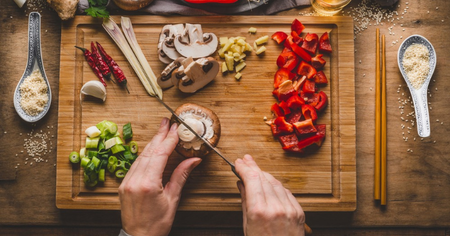 menyiapkan bekal anak
