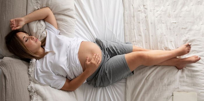 Posisi Tidur Ibu Hamil 6 Bulan yang Aman dan Bikin Nyaman, Catat Bun!