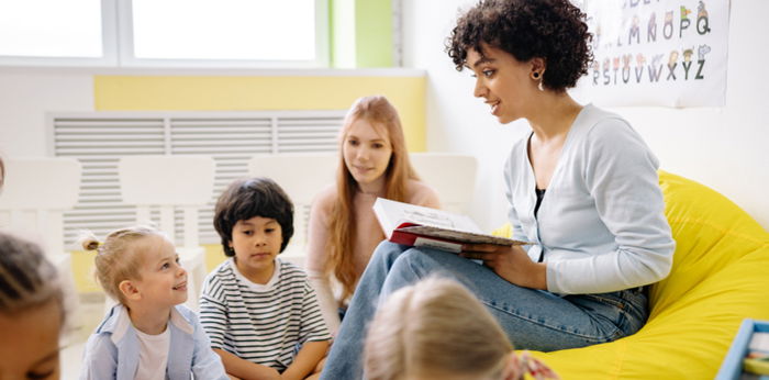 Shadow Teacher Adalah Guru Pendamping ABK, Kenali Peran dan Tugasnya