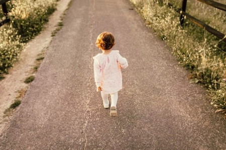 anak berjalan sendirian