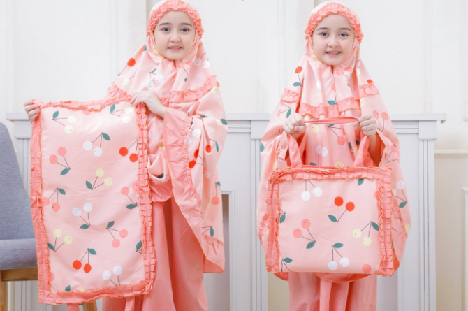 Mukena anak yang dilengkapi dengan tas dan sejadah