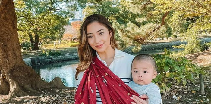 Pakai Kain Jarik Saat Gendong Baby Izz, Gaya Nikita Willy Dipuji Netizen!