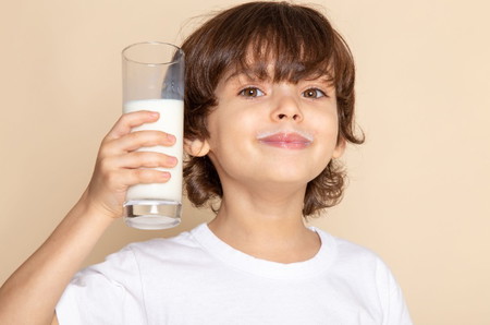 Mengonsumsi  susu untuk kecerdasan otak anak