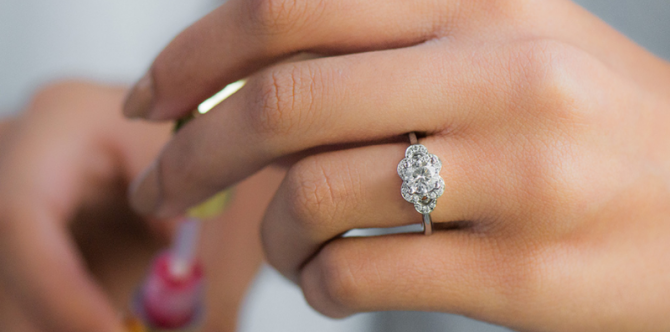 10 Cincin Emas Putih Wanita Terbaik di 2023, Harga di Bawah 2 Juta!