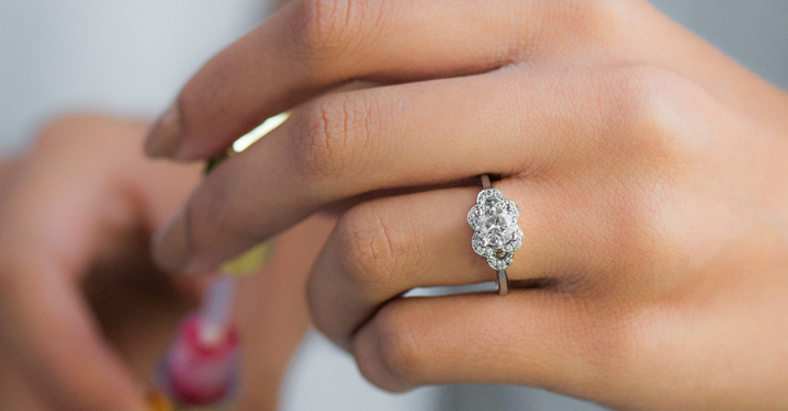 10 Cincin Emas Putih Wanita Terbaik di 2023, Desainnya Elegan