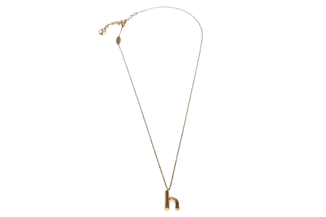 Kalung inisial huruf dengan desain elegan