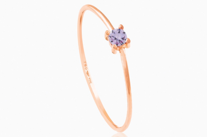 Aksen batu pada cincin emas simple untuk remaja sesuai dengan bulan kelahiran