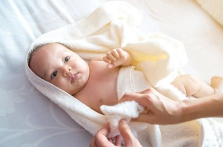 Potret newborn bayi - Arti nama Syafiq