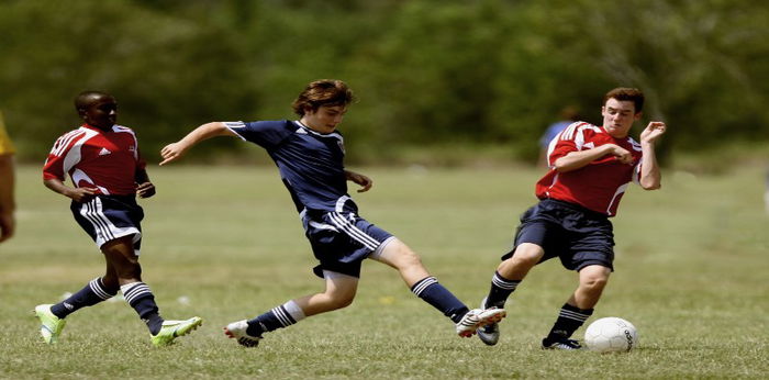 8 Jawaban Jelaskan Cara Menahan Bola dalam Permainan Sepak Bola