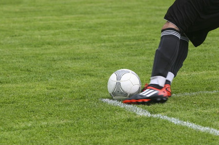 Jelaskan Cara Menahan Bola dalam Permainan Sepak Bola!