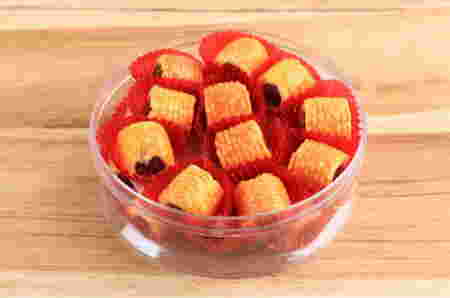 nastar gulung dalam toples