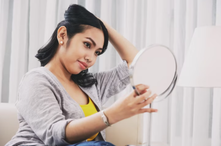 Mitos Sering Bercermin Bikin Wajah Cepat Tua, Ini Faktanya!