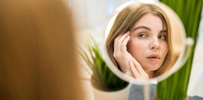 Mitos Sering Bercermin Bikin Wajah Cepat Tua, Ini Faktanya!