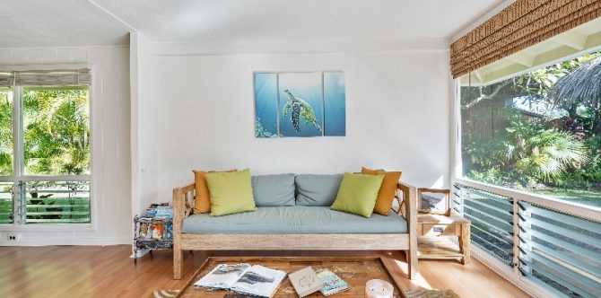 10 Hiasan Dinding Ruang Tamu Menarik di 2023, Desainnya Berkelas!