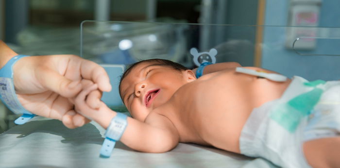 Menunda Pemotongan Tali Pusat: Manfaat dan Risikonya untuk Bayi