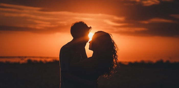 5 Arti Mimpi Pacaran dengan Orang yang Disukai
