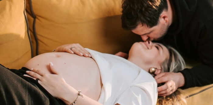 Tak Membahayakan Bayi, Ini Dia Posisi Berhubungan yang Bagus Saat Hamil 9 Bulan!