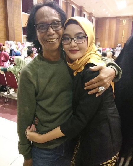 Kisah Anak Mandra Dilabrak Pengunjung Rumah Makan: Dia Tetap Senyum