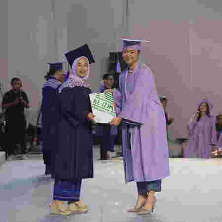 6 Momen Anak Tora Sudiro Wisuda, Tora Kompak Foto Bareng Mantan Istri