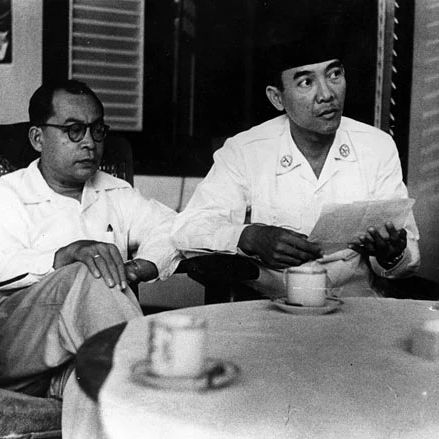 11 Foto Lawas Bung Karno yang Bersejarah, Singa Podium Indonesia