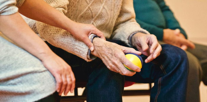 7 Cara Merawat Pasien Alzheimer di Rumah, yang Terakhir Jangan Sampai Diabaikan! 