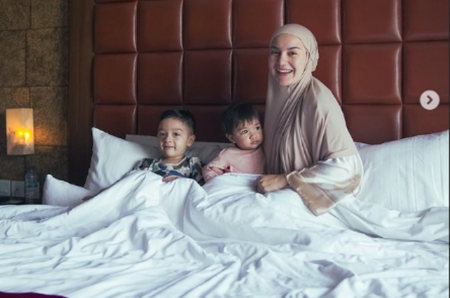 Irish bella mengasuh anak