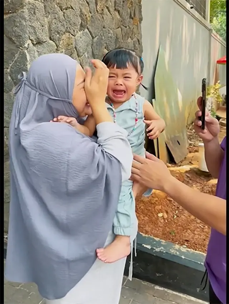 6 Potret Sus Iroh yang Jadi Sorotan, Pandai Dandani Ameena dari Kecil