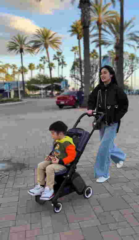Anak Sandra Dewi Pakai Stroller
