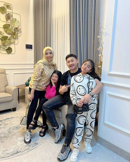 Istri Angga Wijaya Hamil, Netizen: Pria Baik untuk Perempuan Baik