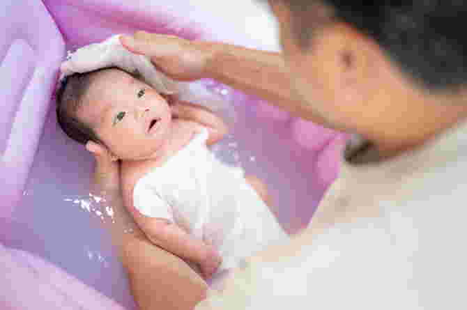 Lebih Tipis dan Bisa Jerawatan, Ini Fakta Unik tentang Kulit Bayi yang Harus Parents Tahu