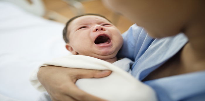 Jangan Panik, Begini Cara Mengatasi Bayi Rewel di Malam Hari