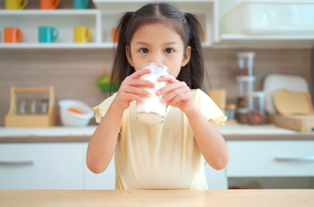 Bedanya Susu UHT vs Susu Formula Pertumbuhan, Mana yang Lebih Baik untuk Si Kecil? 