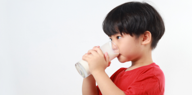 Bedanya Susu UHT vs Susu Formula Pertumbuhan, Mana yang Lebih Baik untuk Si Kecil? 