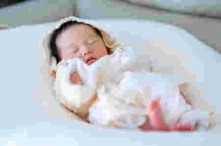 Nama bayi perempuan Islami 2 kata awalan R