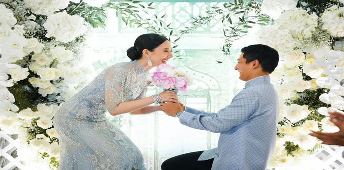 Momen Romantis Athina Papadimitriou Dilamar Kekasih, Sarat Adat Tionghoa