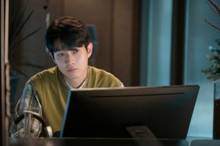 18 Film dan Drama Choi Woo Shik Terbaik, Terbaru Ada Melo Movie!