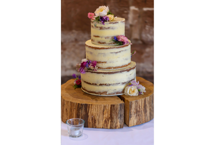 Kue pernikahan sederhana tapi elegan