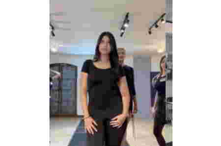 Foto Almira Yuhdoyono modeling