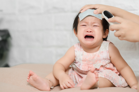 Bolehkah Memandikan Bayi yang Demam? Ini Aturannya, Parents!