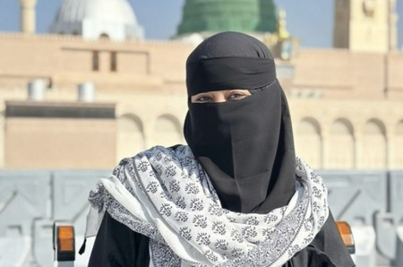 Biodata Umi Pipik Istri Uje, Dulu Seorang Model Kini Jadi Ustazah