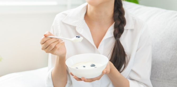 10 Rekomendasi Yoghurt Probiotik yang Baik untuk Pencernaan