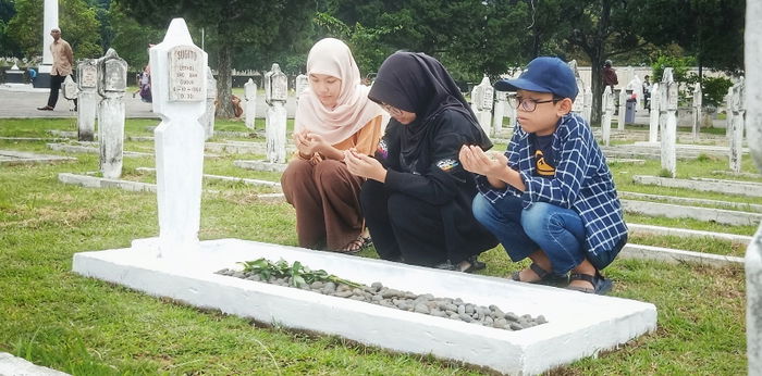 4 Doa untuk Orang Meninggal Perempuan Lengkap