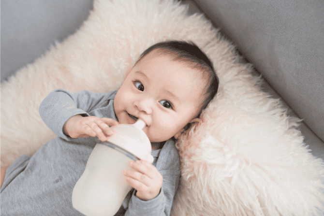 bayi dengan Comotomo Bottle