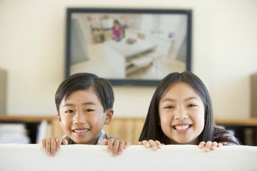 5 Hal Yang Perlu Diperhatikan Ketika Anak Menonton TV